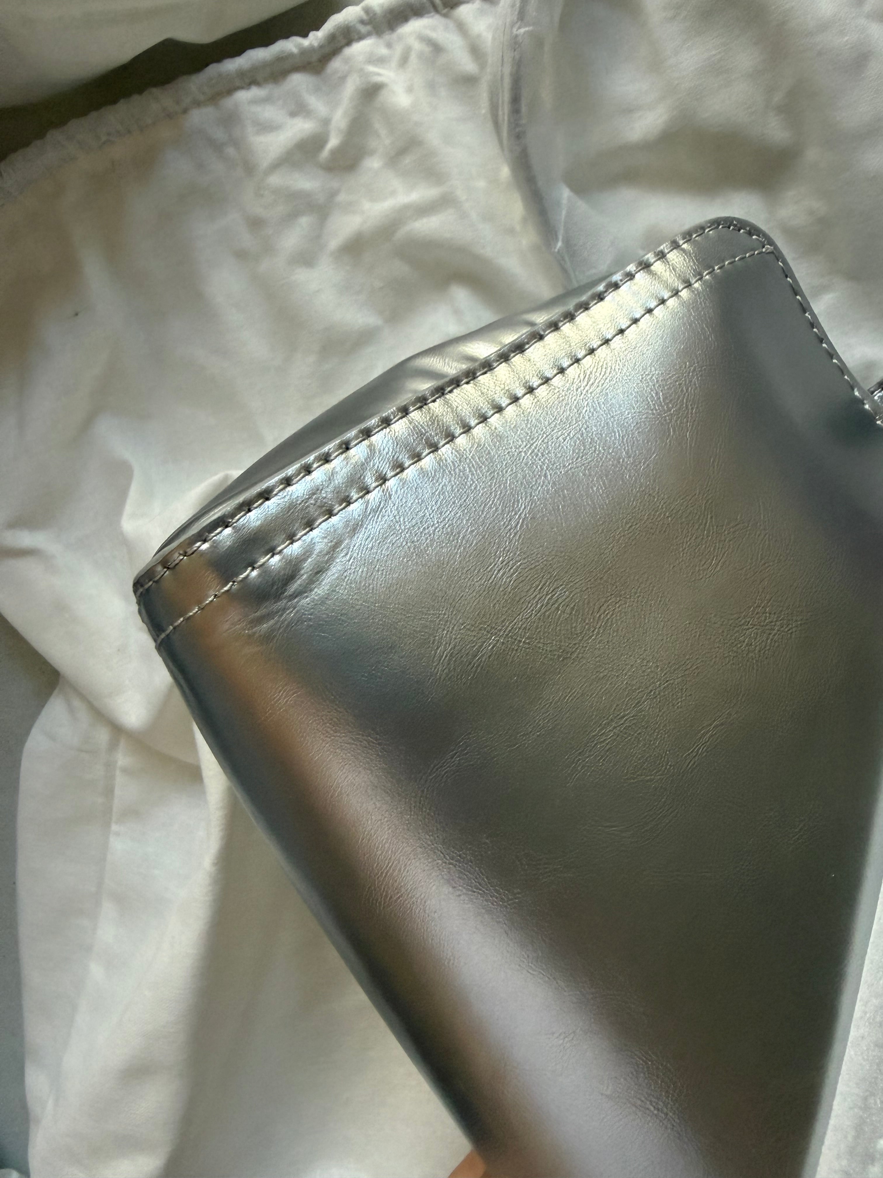 [QC] The Box Bowler in Chrome Silver